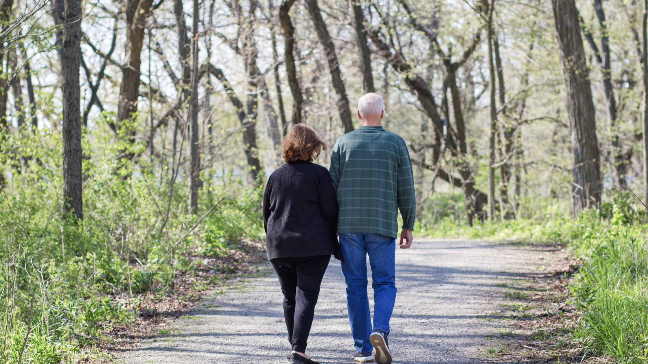 couple walking to reduce chronic pain